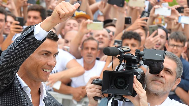 Da isser! Die Fans in Turin feiern Cristiano Ronaldo.