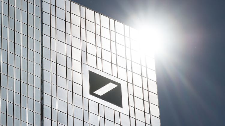 Die Sonne scheint wieder mal über der Deutschen Bank.