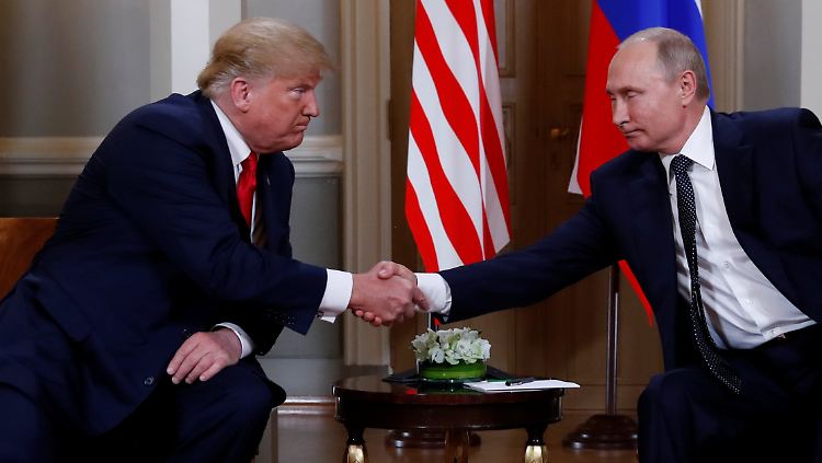 Donald Trump und Wladimir Putin vor Beginn ihres Vieraugengesprächs.