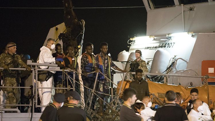 Nach einigen Tagen auf See durften die Flüchtlinge schließlich italienischen Boden betreten.