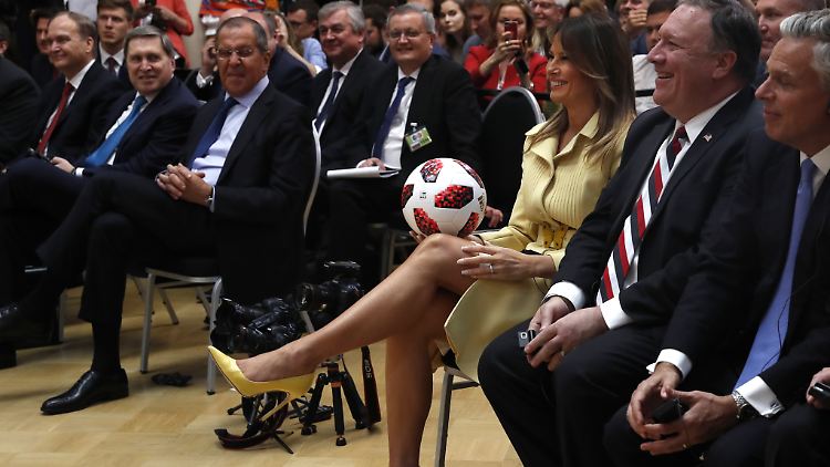 Melania Trump bekam den WM-Ball von ihrem Mann zugeworfen.