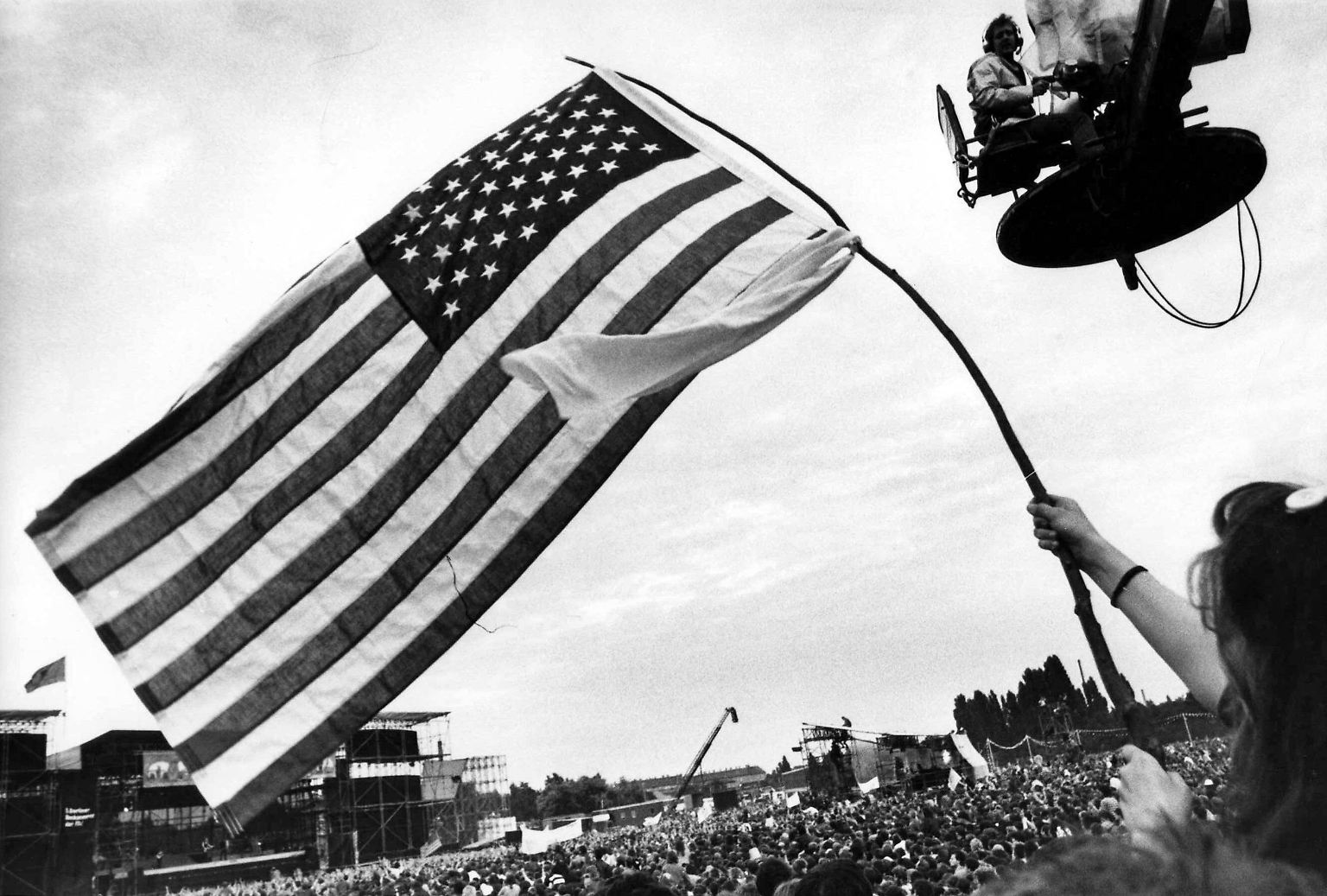 Berlin, Hauptstadt der DDR, im Sommer 1988 - die US-Flagge wird geschwenkt, die Flagge des imperialistischen Klassenfeindes, und ...