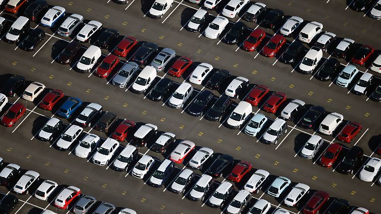 Die Automobilindustrie, also die deutsche Vorzeige-Branche, gerät mehrfach unter Druck. 
