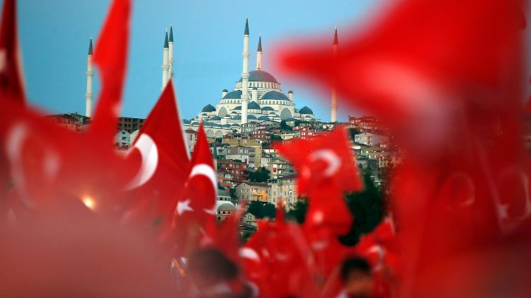 Türken feiern den zweiten Jahrestag des niedergeschlagenen Putschversuchs in Istanbul.