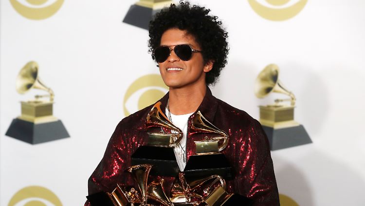 Der mehrfach ausgezeichnete Grammy-Gewinner konnte sich ein paar Sprüche über seine und Ed Sheerans Musik einfach nicht verkneifen.