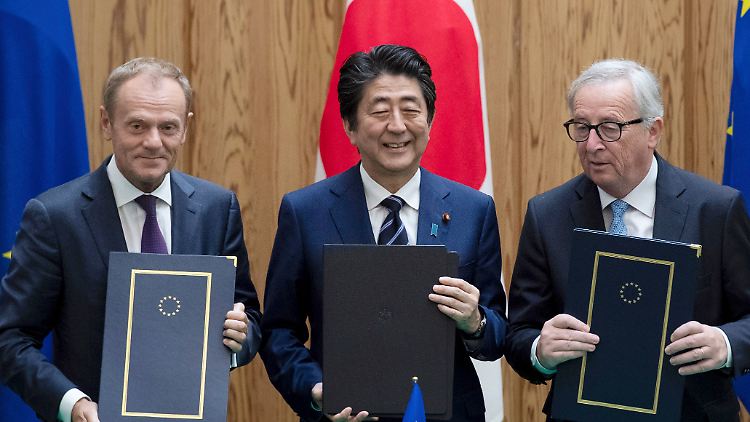 Die EU-Spitze, vertreten durch Donald Tusk (l.) und Jean-Claude Juncker (r.), unterzeichnete das Abkommen mit Japans Premier Shinzo Abe.
