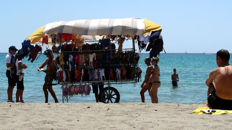 Die Polizei kontrolliert die Strandhändler nun häufiger.