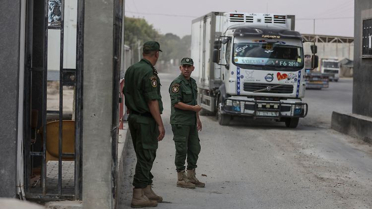 Zwei palästinensische Sicherheitskräfte stehen am einzigen Grenzübergang für Waren im südlichen Gazastreifen.