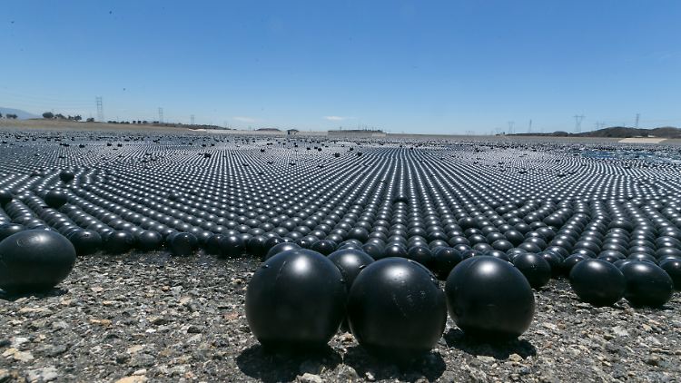 96 Millionen schwarze Plastikbälle bedecken das Wasserreservoir für Los Angeles in Sylmar.