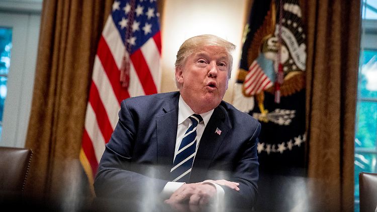"Ich akzeptiere den Schluss unserer Geheimdienste, dass Russlands Einmischung in die Wahl 2016 stattgefunden hat", sagt Trump. Und fügt hinzu. "Es könnten auch andere Leute gewesen sein." 