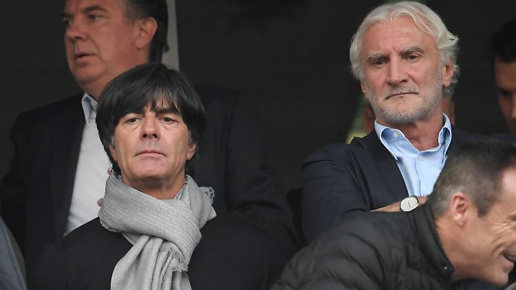 Rudi Völler (r.) nimmt Joachim Löw in Schutz.
