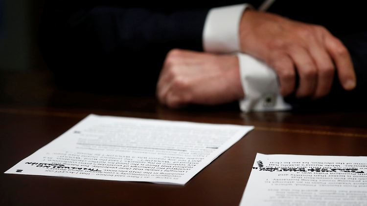 Trump mit seinem Redezettel mit Anmerkungen.