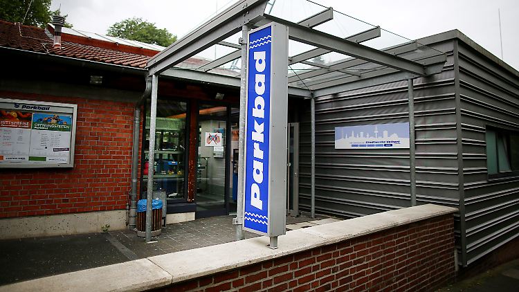 Das Mädchen war gerade vom Schwimmbadbesuch auf dem Weg nach Hause, als sie überfallen wurde. 