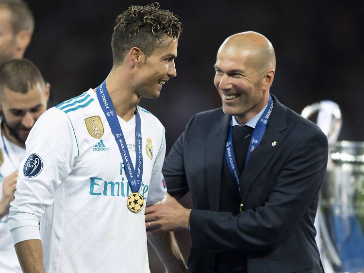 Cristiano Ronaldo und Zinédine Zidane, hier noch in Diensten von Real Madrid, sollen künftig angeblich gemeinsam für Juventus Turin arbeiten.