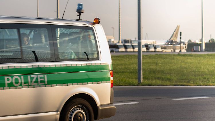 In Fahrzeugen der Landespolizei werden die abgelehnten Asylbewerber zum Flughafen gebracht.