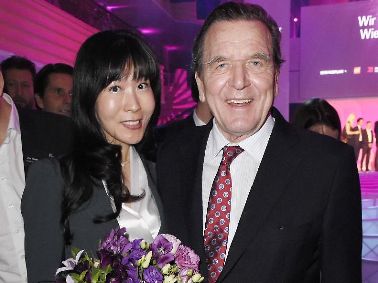 Die beiden haben am 2. Mai in Seoul geheiratet. Am 5. Oktober soll die Hochzeit in Berlin gefeiert werden.