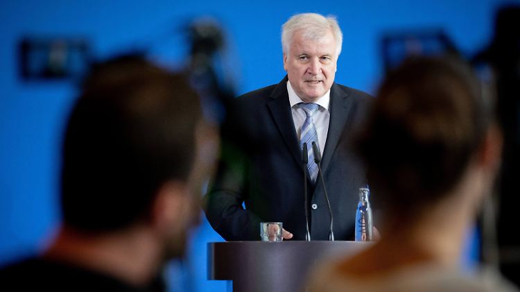 Bundesinnenminister Seehofer verteidigt sich gegen seine Kritiker.