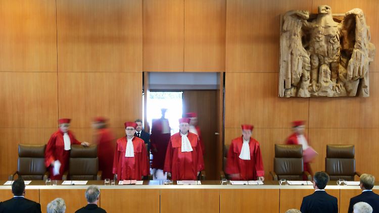 Das Strafgesetzbuch stelle die Leugnung, Billigung oder Verharmlosung der NS-Verbrechen nur unter Strafe, wenn sie "geeignet ist, den öffentlichen Frieden zu stören", so das Bundesverfassungsgericht.