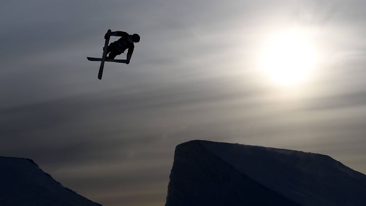 2022 gibt's olympische Sprünge von der großen Schanze - beim Big Air Ski-Freestyle.
