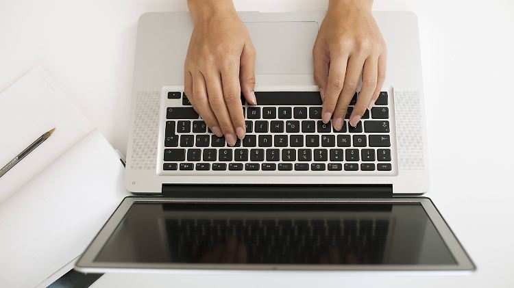 Weltweit sollen sogar 400.000 Forscher betroffen sein.