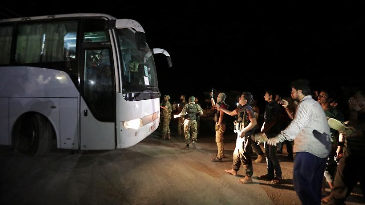 Die Einwohner und Kämpfer haben mit Bussen die syrischen Ortschaften Al-Fua und Kefraja verlassen.
