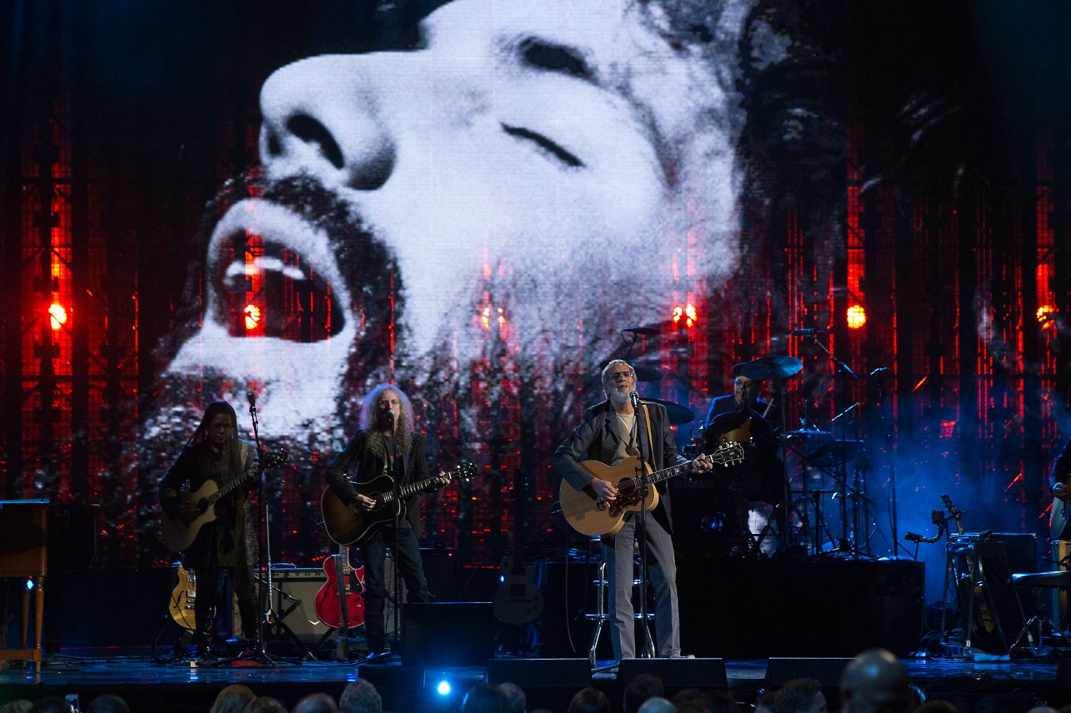 Cat Stevens ist wieder da. Mit seinem letzten Album "The Laughing Apple" von 2017 knüpfte er wieder an sein früheres Werk an, wenn auch unschuldiger, mit dicken Pinselstrichen und Primärfarben, wie er selber beschrieb: "Sei präsent in der Welt, lächle, mach dir keine Sorgen!"