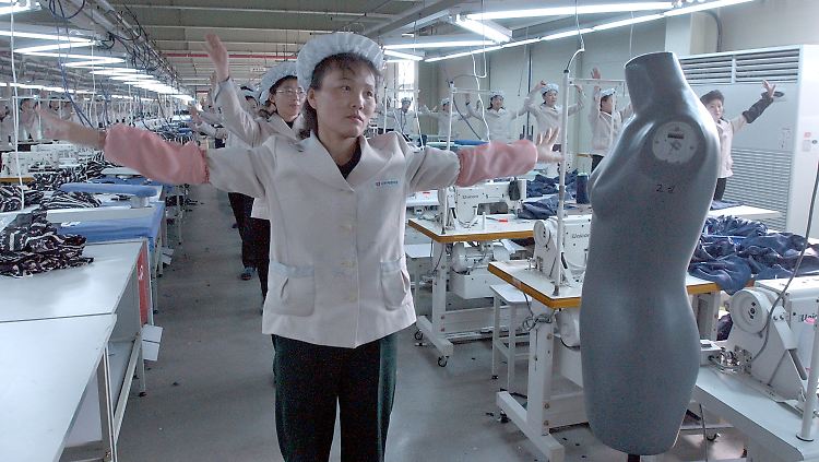 Nordkoreanische Arbeiterinnen machen regelmäßig gemeinsame Gymnastikübungen.