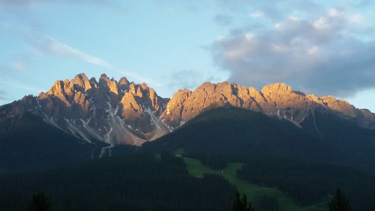 Wenn am Morgen die Sonne über Innichen aufgeht, färben sich die Kalkfelsen rosa.