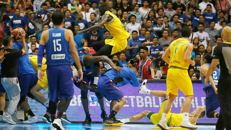 Szenen wie diese will die Fiba nicht sehen und griff daher hart gegen die Basketballer der Philippinen und aus Australien durch.
