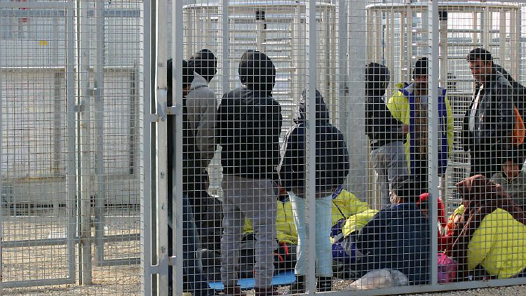 Flüchtlinge dürfen die Transitzentren erst verlassen, wenn über ihren Asylantrag entschieden wurde.