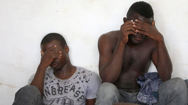 Diese zwei Flüchtlinge wurden bei ihrem Versuch, das Mittelmeer zu überqueren, von der libyschen Küstenwache aufgegriffen.