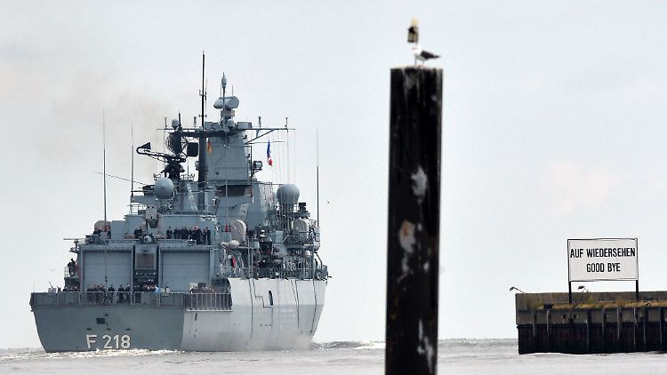 Die deutsche Fregatte "Mecklenburg-Vorpommern" fährt für die EU-Mission "Sophia".
