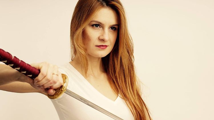 Butina posiert gern mit Waffen.
