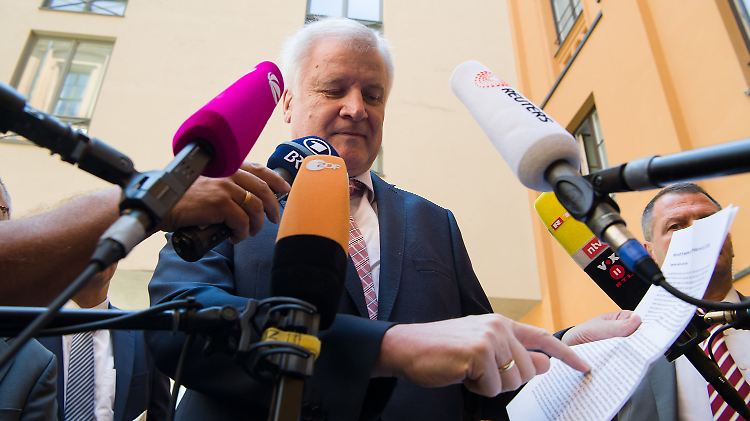 CSU-Chef Seehofer wird immer mehr wegen seiner Asylpolitik kritisiert.