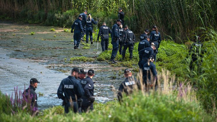 Polizisten suchen 2015 nach Sylvia und Miriam.