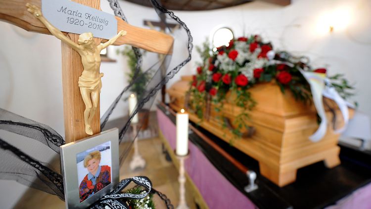 Letztes Geleit: Der Sarg von Maria Hellwig in Reit am Winkel.