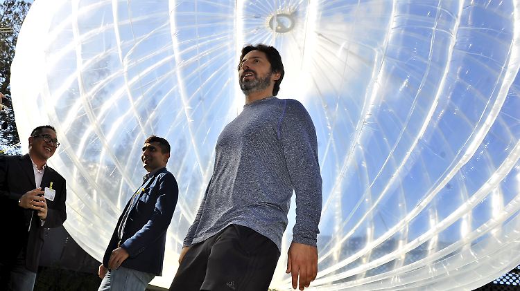 "Projekt Loon": Google-Co-Gründer Sergey Brin vor einem Heliumballon.