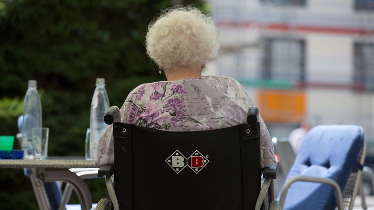 Der Beitrag zur Pflegeversicherung steigt offenbar noch stärker als geplant.