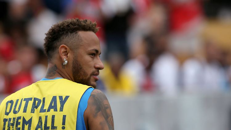 Nach zwei Wochen ist Neymar wieder am Ball.