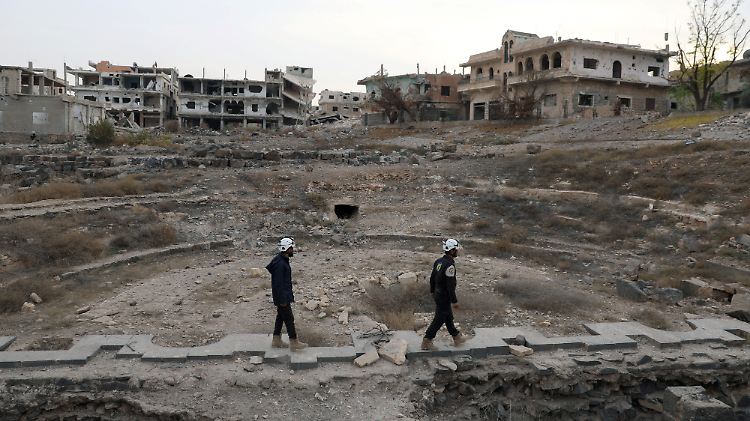 Weißhelme inspizieren in Daraa den Grad der Zerstörung einer römischen Ruine.