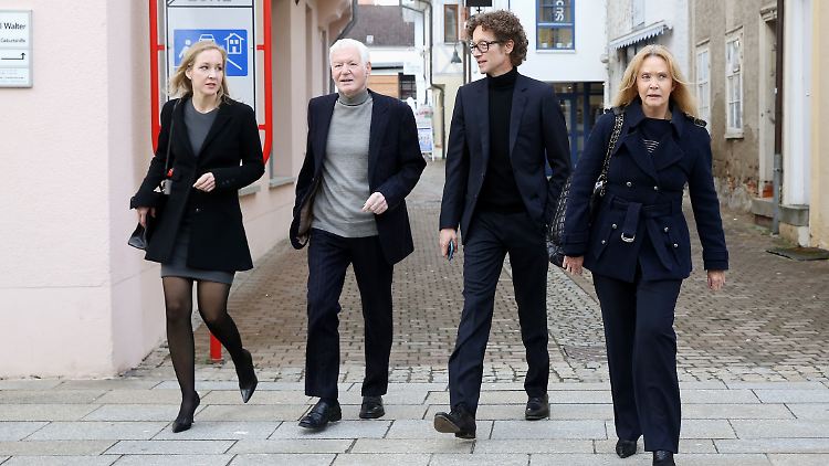 Anton Schlecker (2.v.l) im Mai 2017 mit seiner Frau Christina (r) und seinen Kindern Meike (l) und Lars (2.v.r).