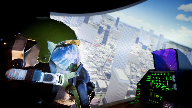 Ein Pilot im Cockpit eines Simulators für einen Kampfjet vom Typ F16.