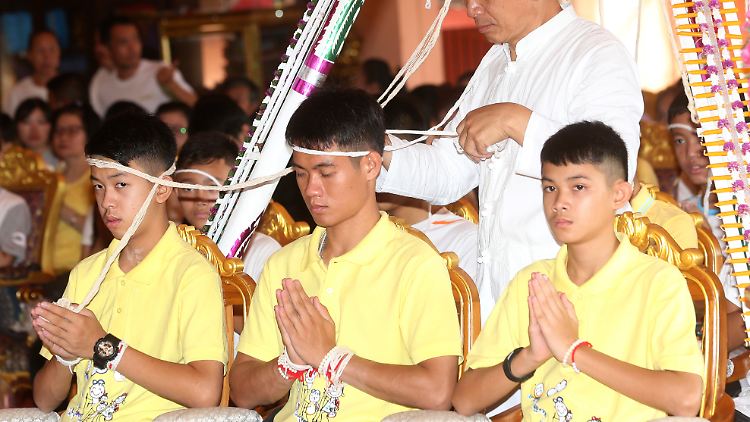 Kurz nach der Rettung nahmen der Coach und einige der Jungen an einer buddhistischen Zeremonie teil.
