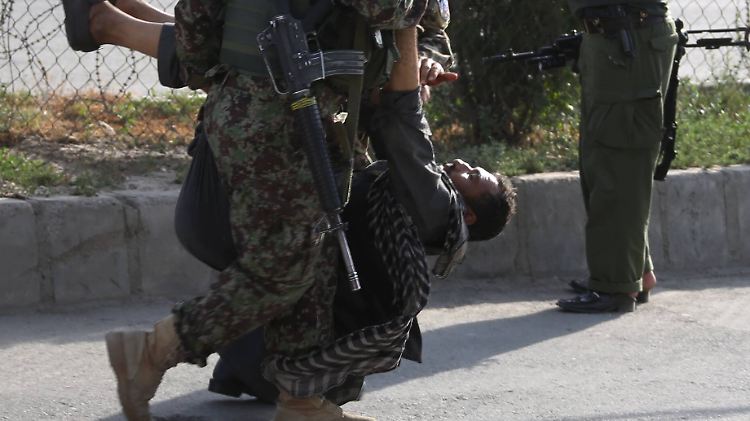 Soldaten kümmern sich um einen verletzten Mann.