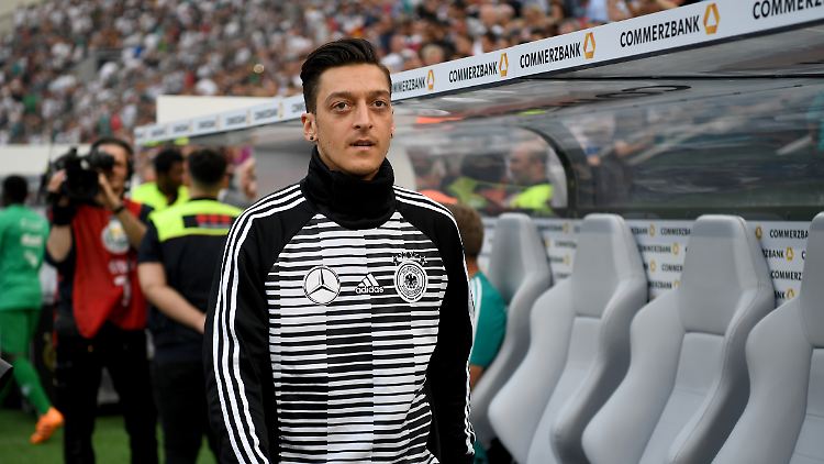 Nach mehr als zwei Monaten bricht Mesut Özil sein Schweigen.