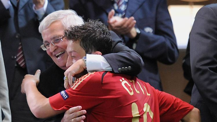 Ein Bild aus den erfolgreichen alten Zeiten: Zwanziger und Özil herzen sich.