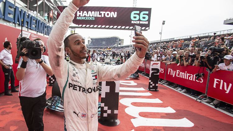 Er ist der strahlende Sieger: Lewis Hamilton feiert in Hockenheim.