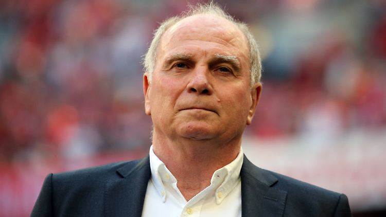 Uli Hoeneß missachtet Spielstatistiken - und wettert gegen Mesut Özil.