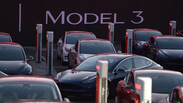 Tesla versichert, 
kein frisches Kapital aufnehmen zu müssen, um die Produktion des Models 3 hochzufahren. 