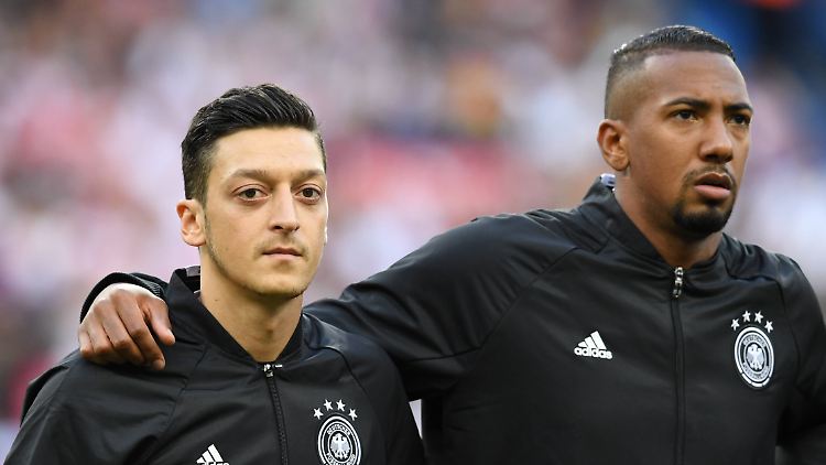 Özil und Boateng Arm in Arm, hier bei der Euro 2016.